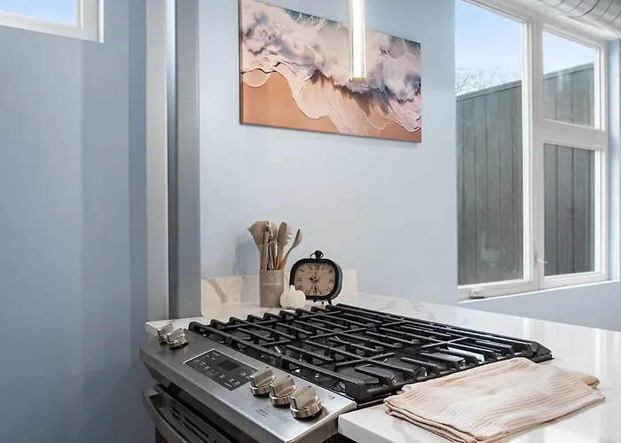 Apartment Beautiful Bright 2 Bed - Near Downtown Chicago *