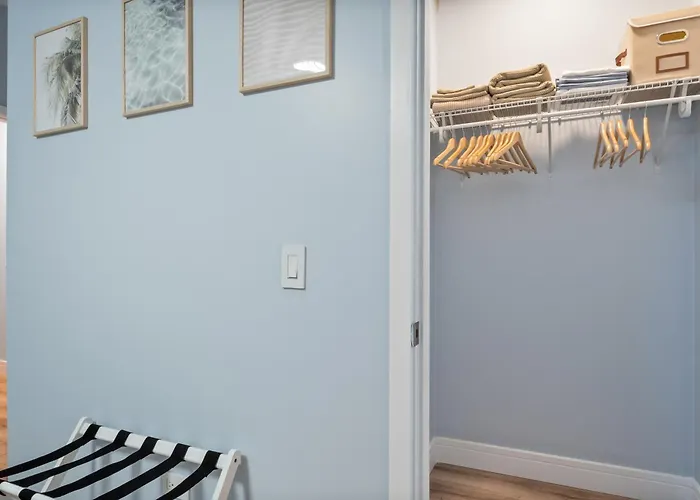 Beautiful Bright 2 Bed - Near Downtown Chicago *