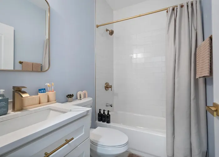 Beautiful Bright 2 Bed - Near Downtown Chicago Apartment *