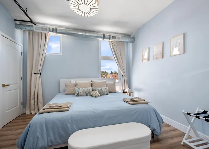 Beautiful Bright 2 Bed - Near Downtown Chicago Apartment