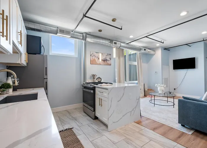 Beautiful Bright 2 Bed - Near Downtown Chicago Apartment Westchester
